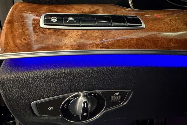 Blå Mercedes E220 d fra 2016