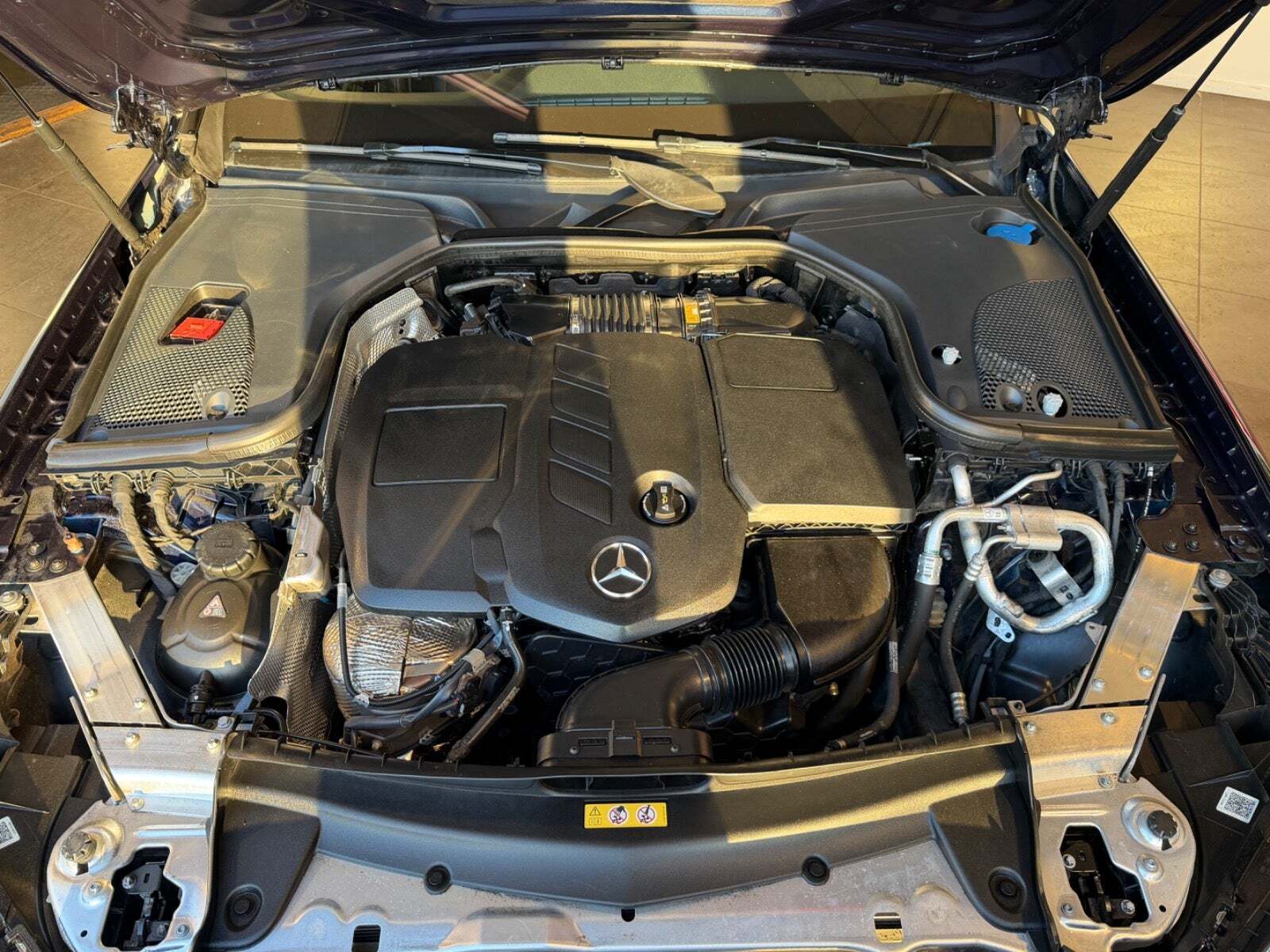 Blå Mercedes E220 d fra 2016
