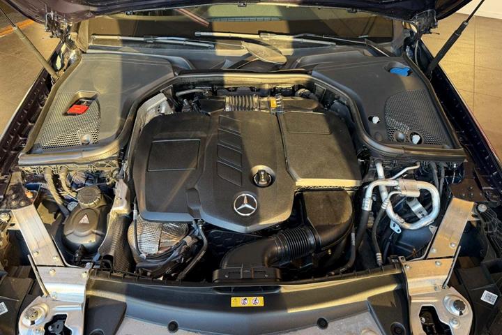 Blå Mercedes E220 d fra 2016