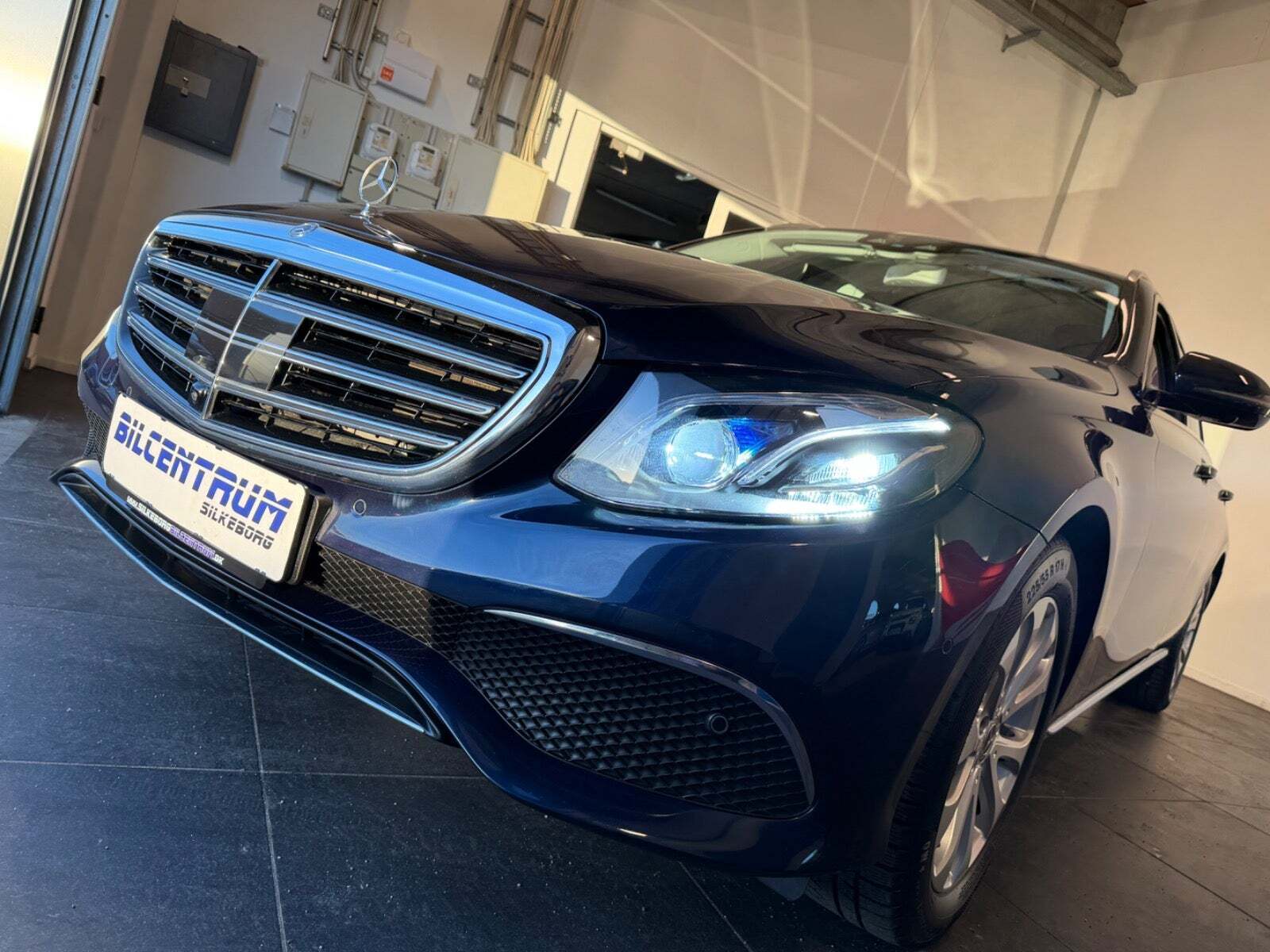 Blå Mercedes E220 d fra 2016