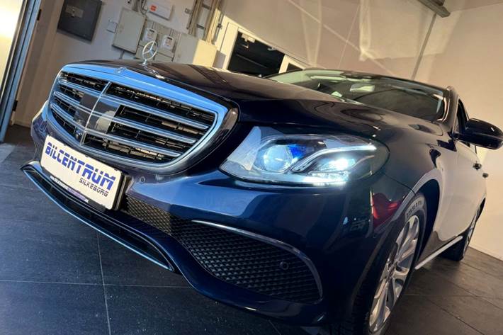 Blå Mercedes E220 d fra 2016