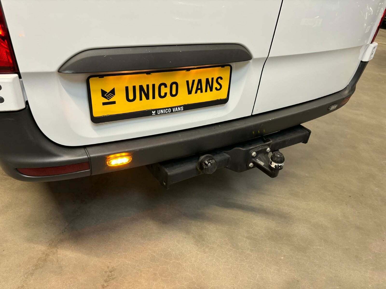 Hvid Mercedes Sprinter 317 fra 2025