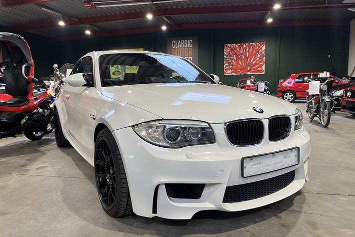 Hvid BMW M1 fra 2012 set udefra