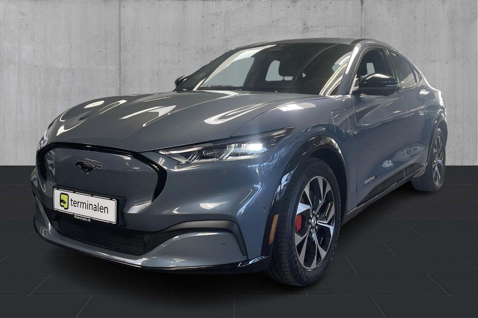 Blå Ford Mustang Mach-E fra 2023