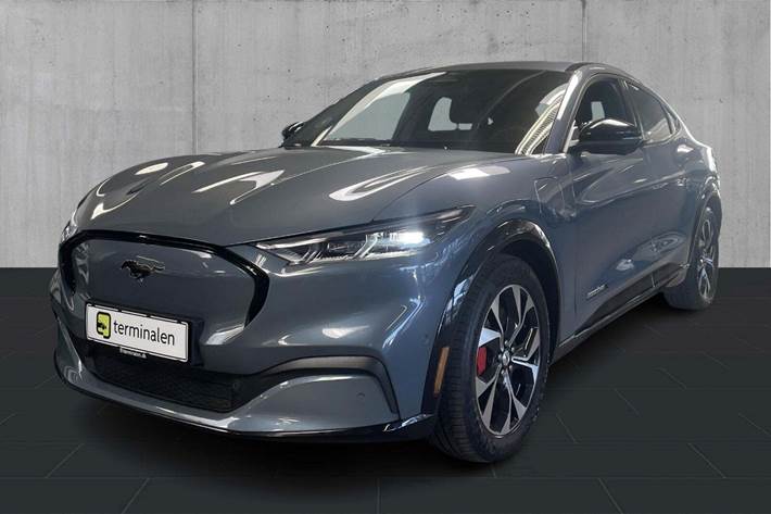 Blå Ford Mustang Mach-E fra 2023 set udefra