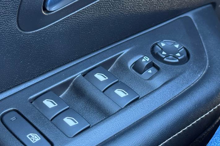 Gul Peugeot e-208 fra 2024