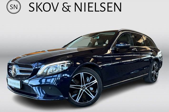 Blå Mercedes C300 de fra 2019 set udefra