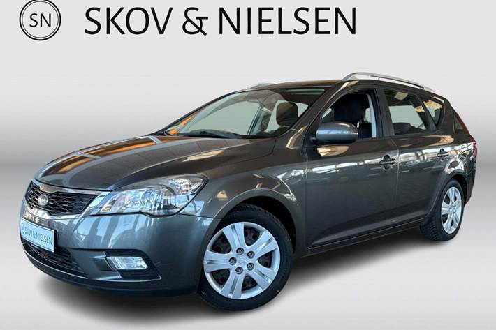 Grå Kia Ceed fra 2010 set udefra