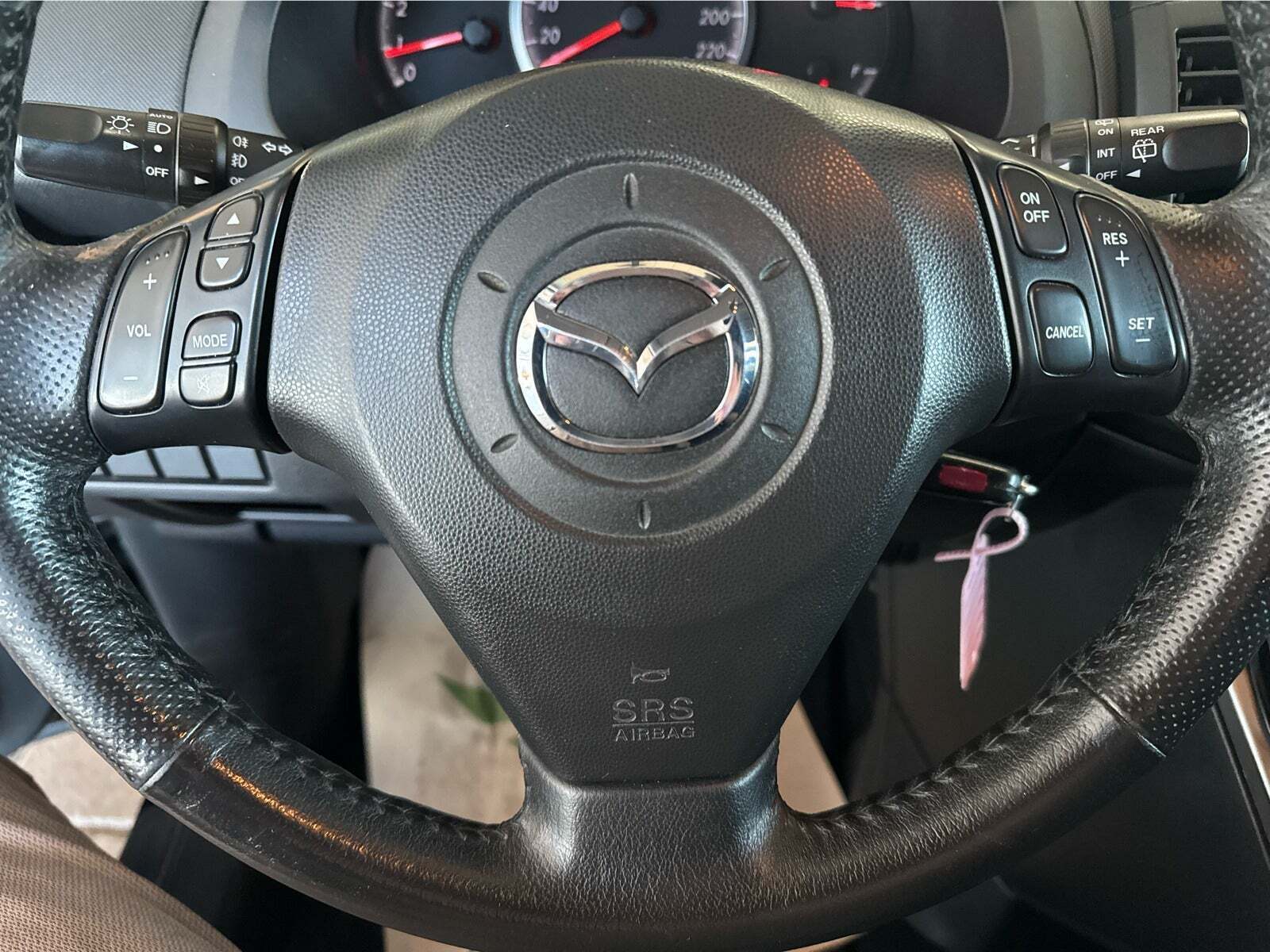 Sort Mazda 5 fra 2009 set indefra