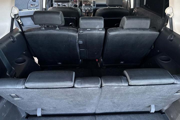 Sort Mazda 5 fra 2009 set indefra