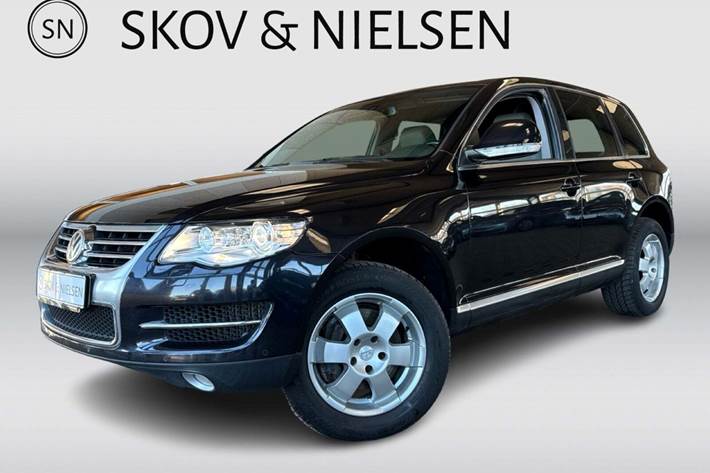 Sort VW Touareg fra 2007 set udefra