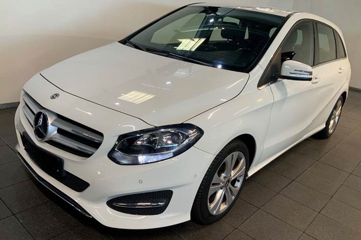 Hvid Mercedes B180 d fra 2017 set udefra