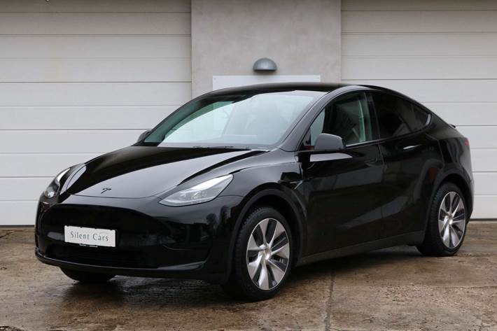 Sort Tesla Model Y fra 2024