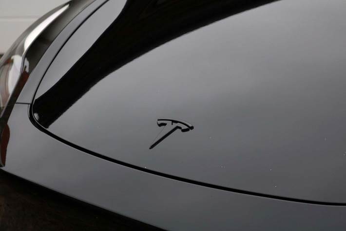 Sort Tesla Model Y fra 2024
