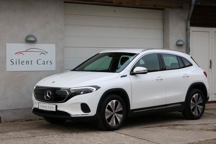 Hvid Mercedes EQA250 fra 2022 set udefra