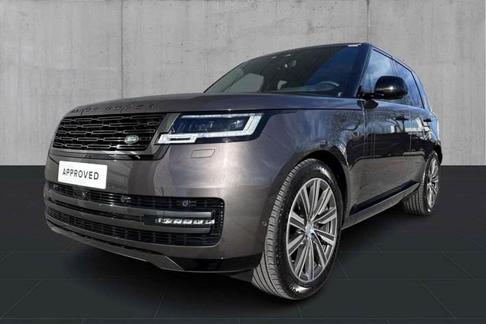 Grå Land Rover Range Rover fra 2025 set udefra