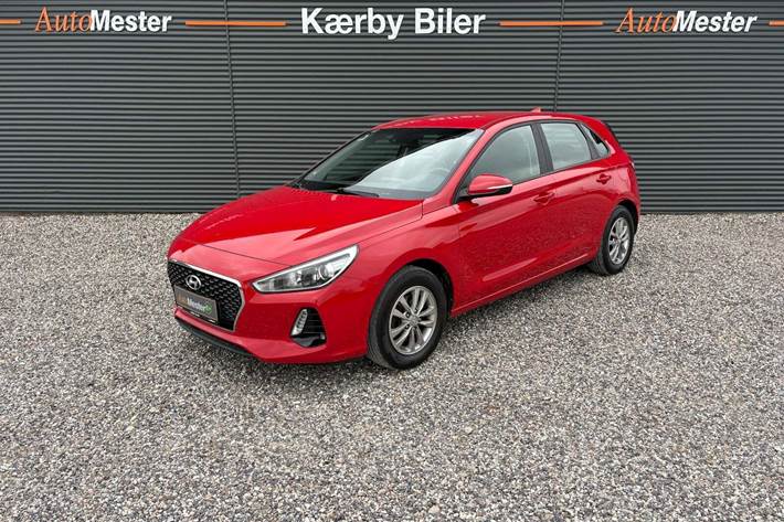 Rød Hyundai i30 fra 2017 set udefra