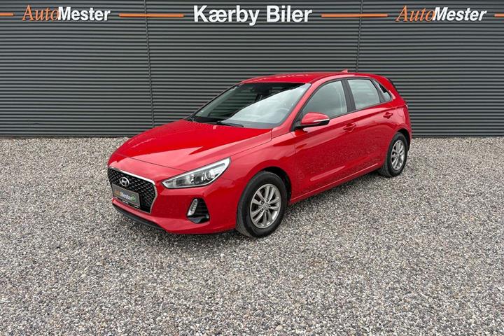 Rød Hyundai i30 fra 2017 set udefra