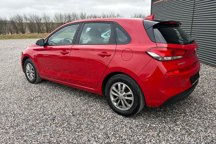 Rød Hyundai i30 fra 2017