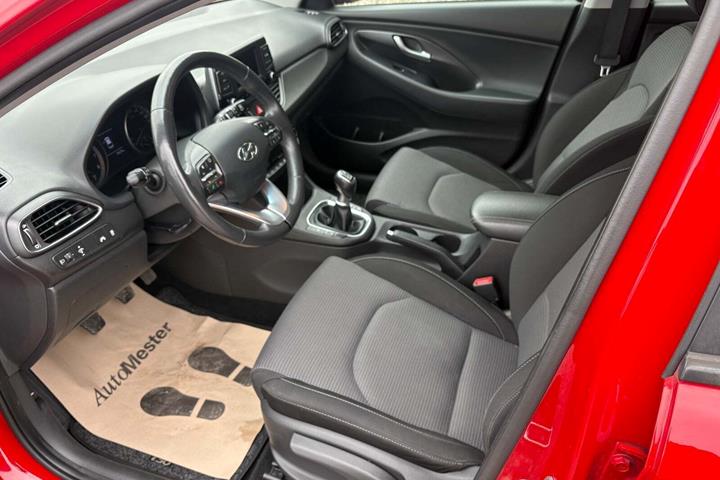 Rød Hyundai i30 fra 2017