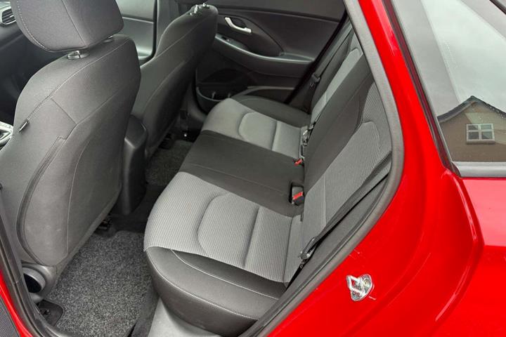 Rød Hyundai i30 fra 2017