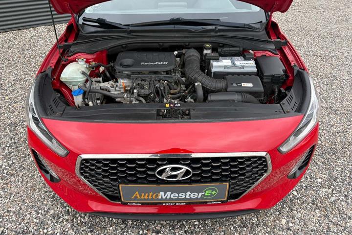 Rød Hyundai i30 fra 2017