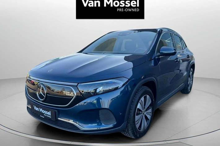 Blå Mercedes EQA250 fra 2022 set udefra
