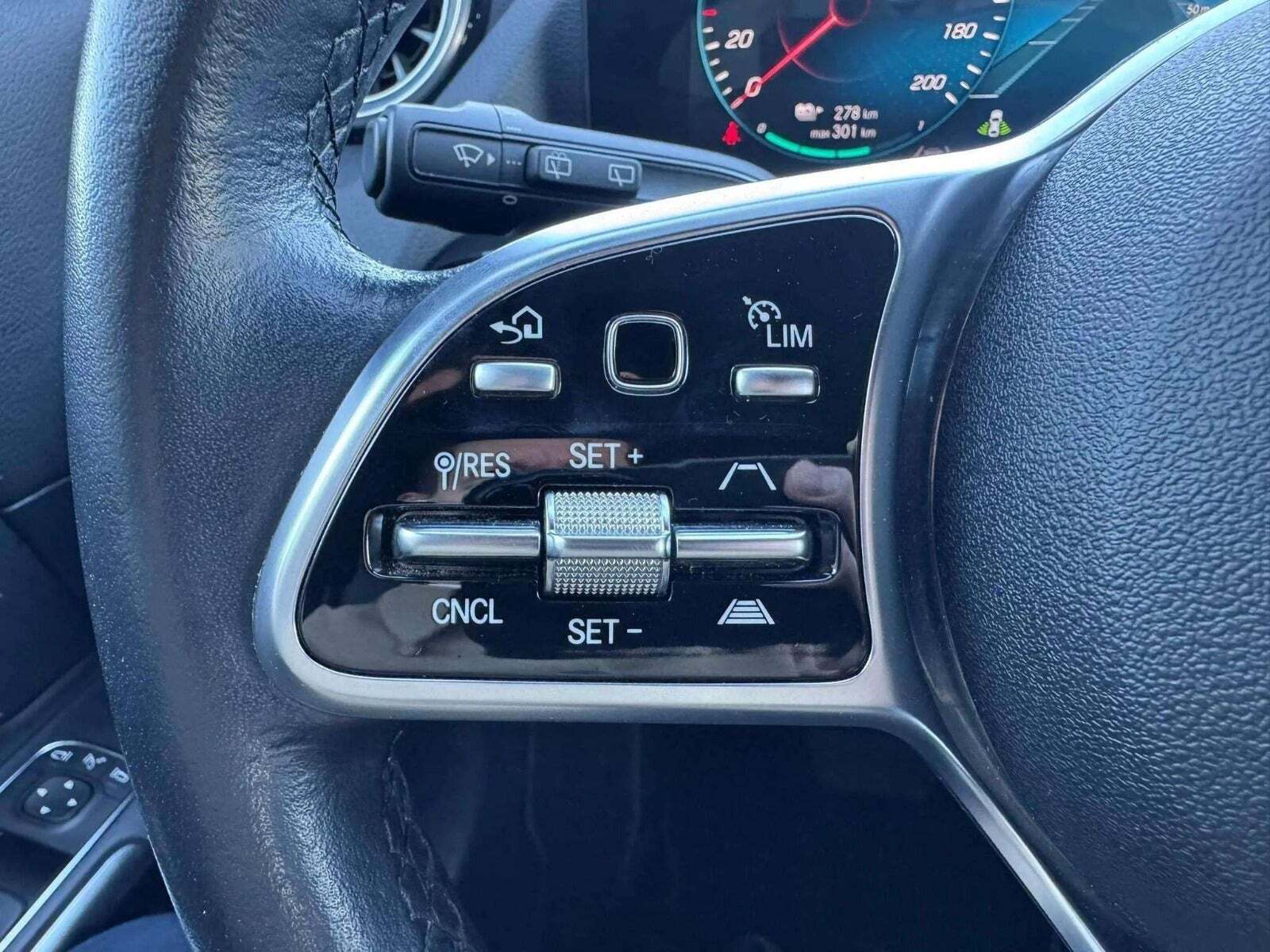 Blå Mercedes EQA250 fra 2022