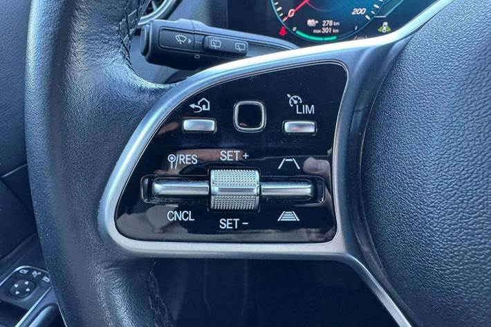 Blå Mercedes EQA250 fra 2022