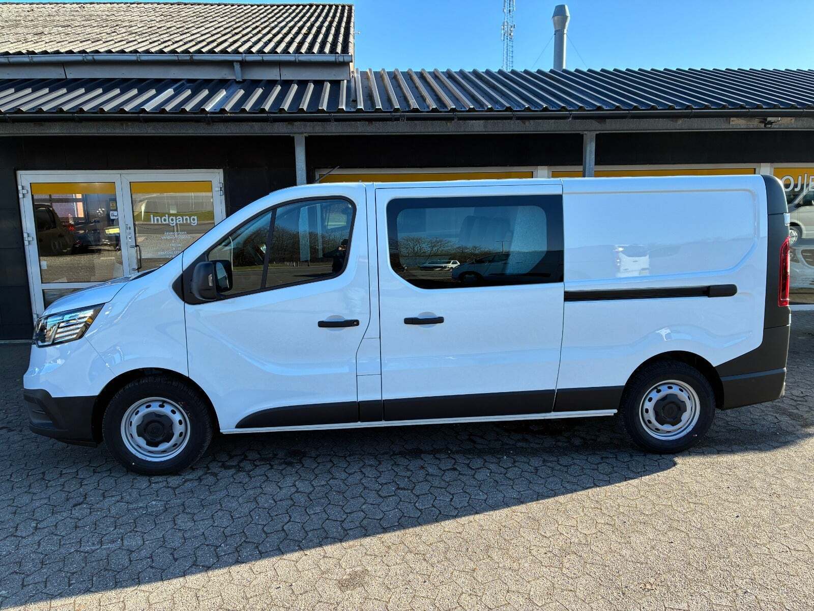 Renault Trafic 2,0 dCi 130 L2H1 Mandskabsvogn