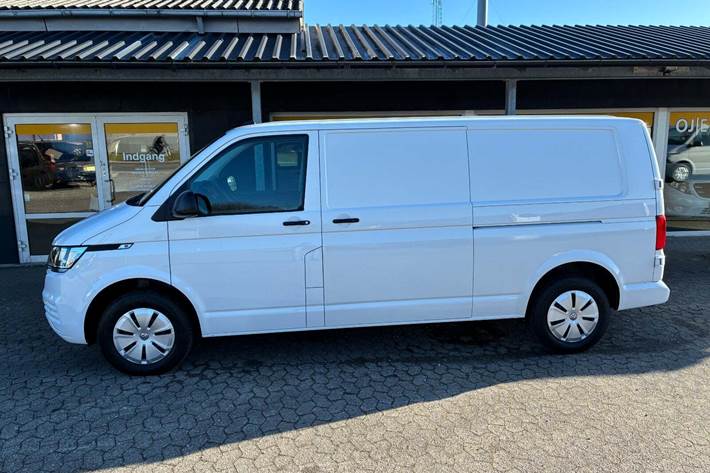 Hvid VW Transporter fra 2022