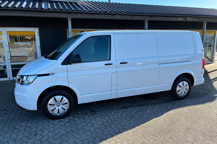 Hvid VW Transporter fra 2022