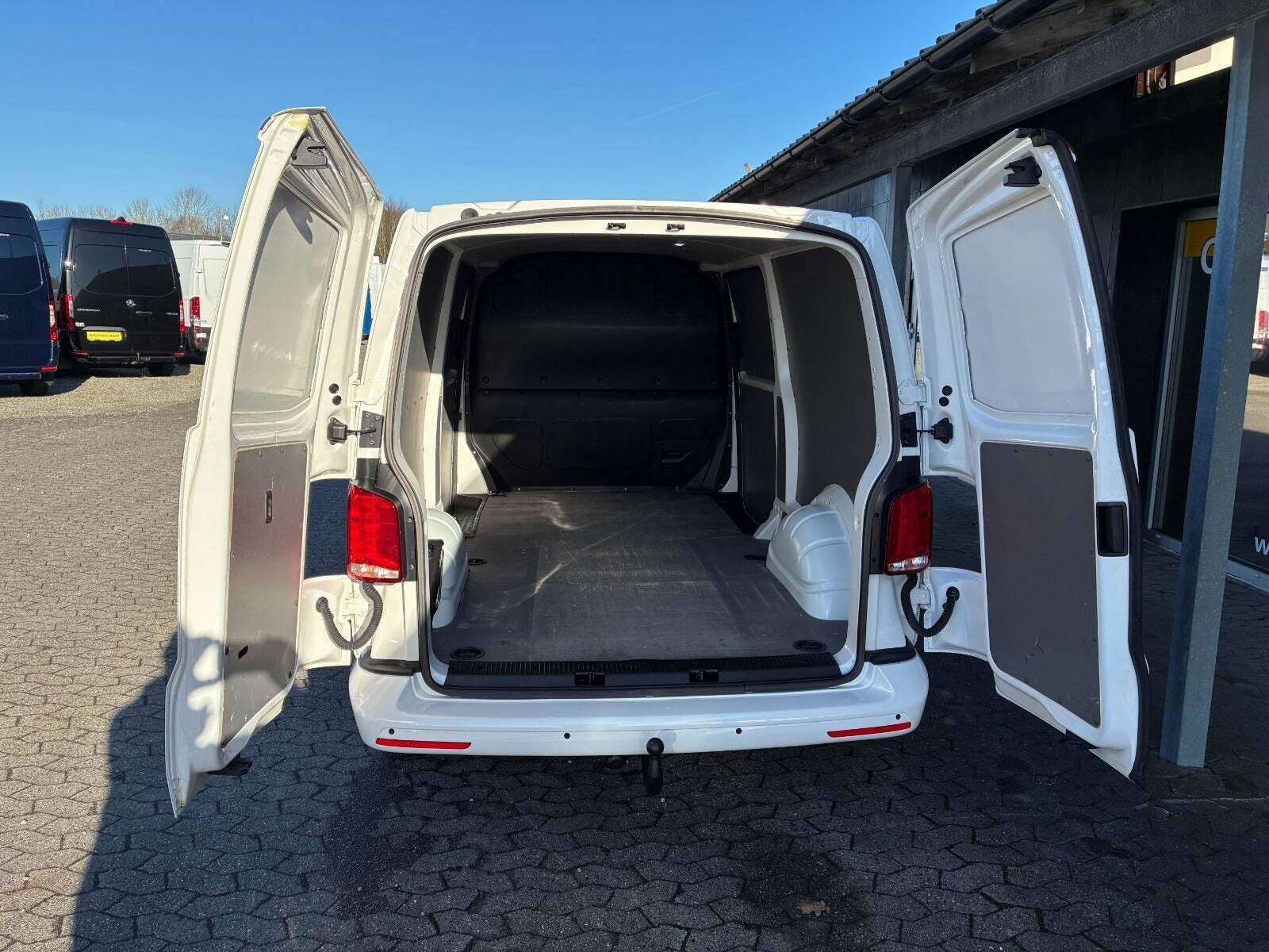 Hvid VW Transporter fra 2022