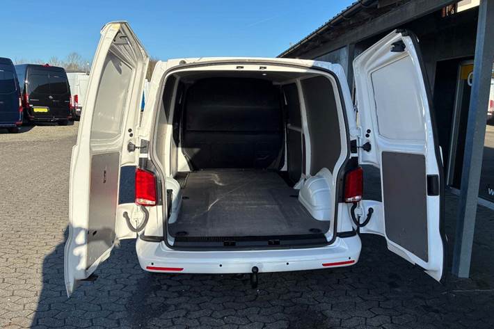 Hvid VW Transporter fra 2022