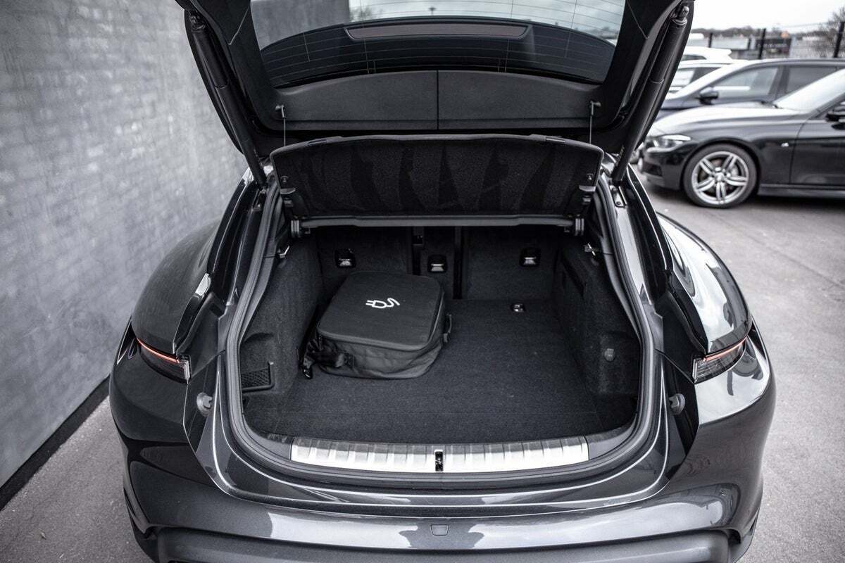 Grå Porsche Taycan 4 fra 2021