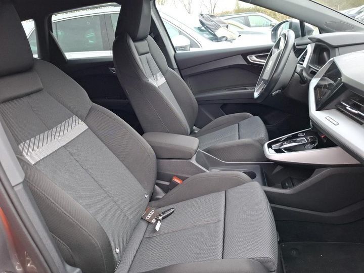 Grå Audi Q4 fra 2023