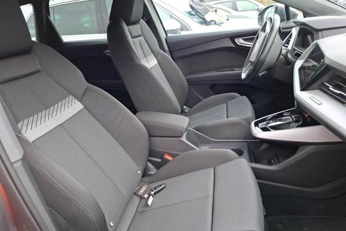 Grå Audi Q4 fra 2023