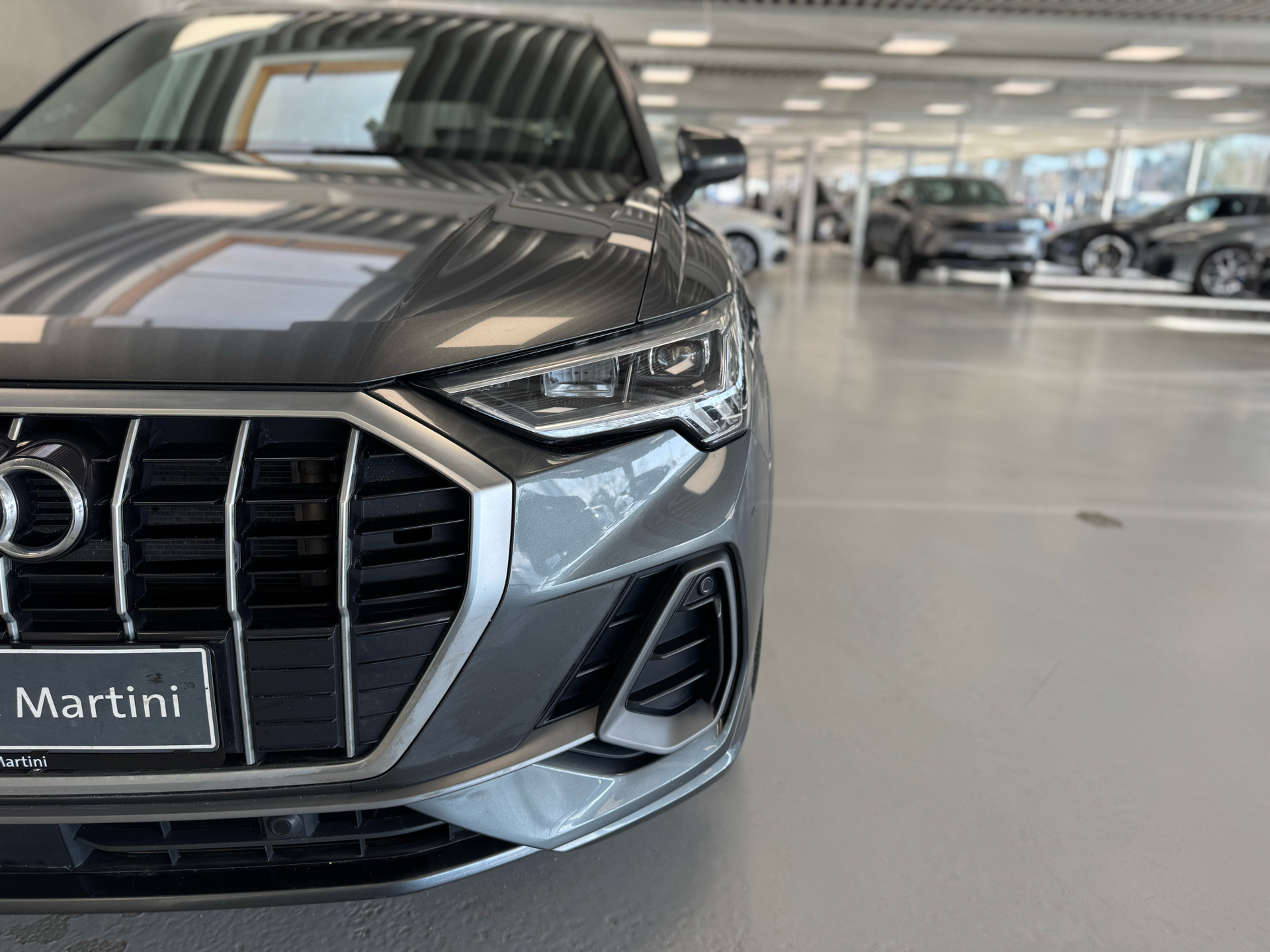 Grå Audi Q3 fra 2021