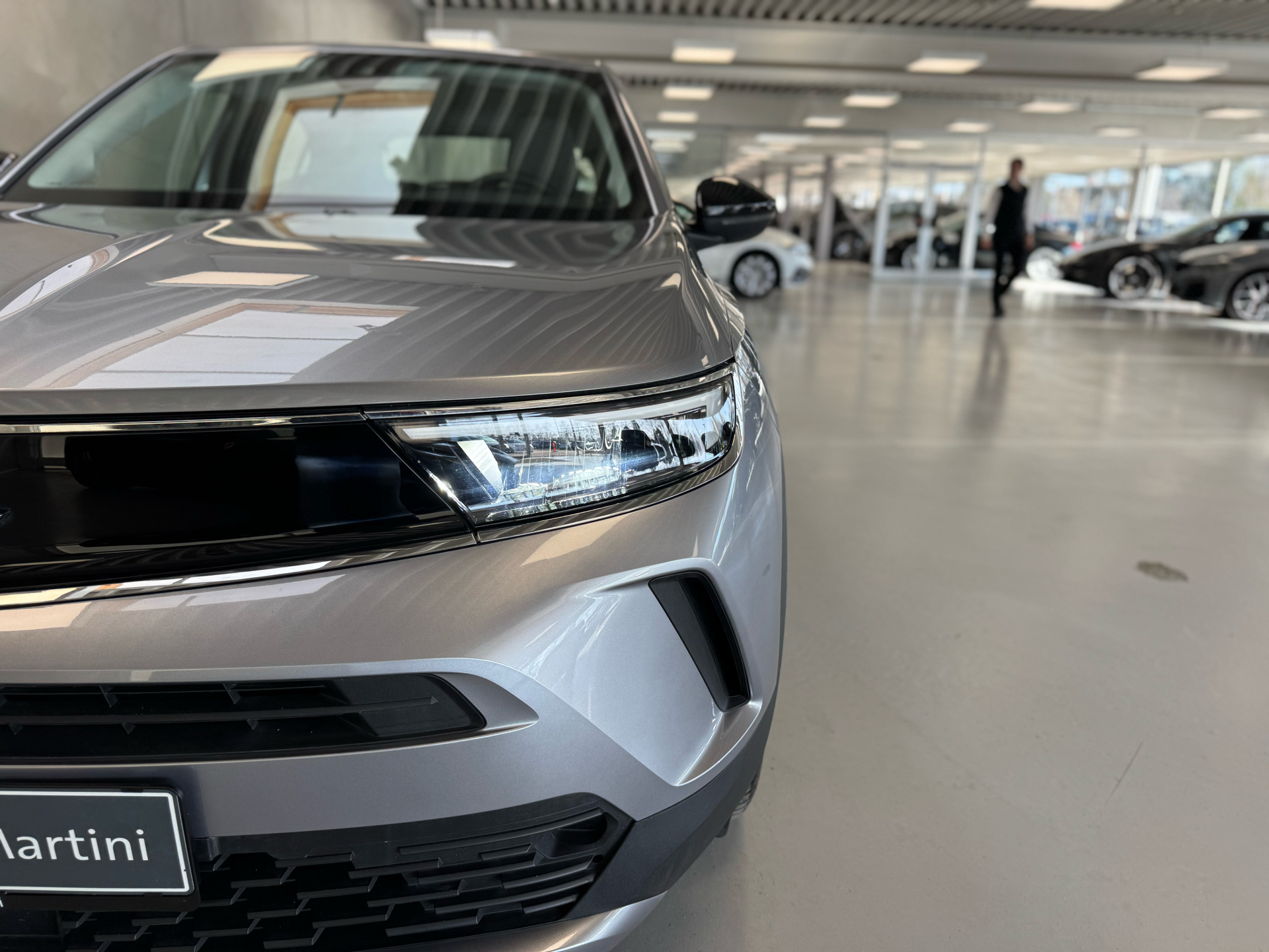 Grå Opel Mokka-e fra 2023
