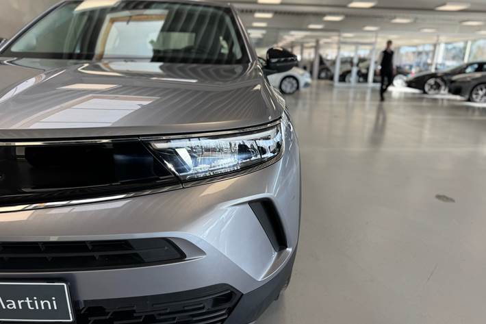 Grå Opel Mokka-e fra 2023