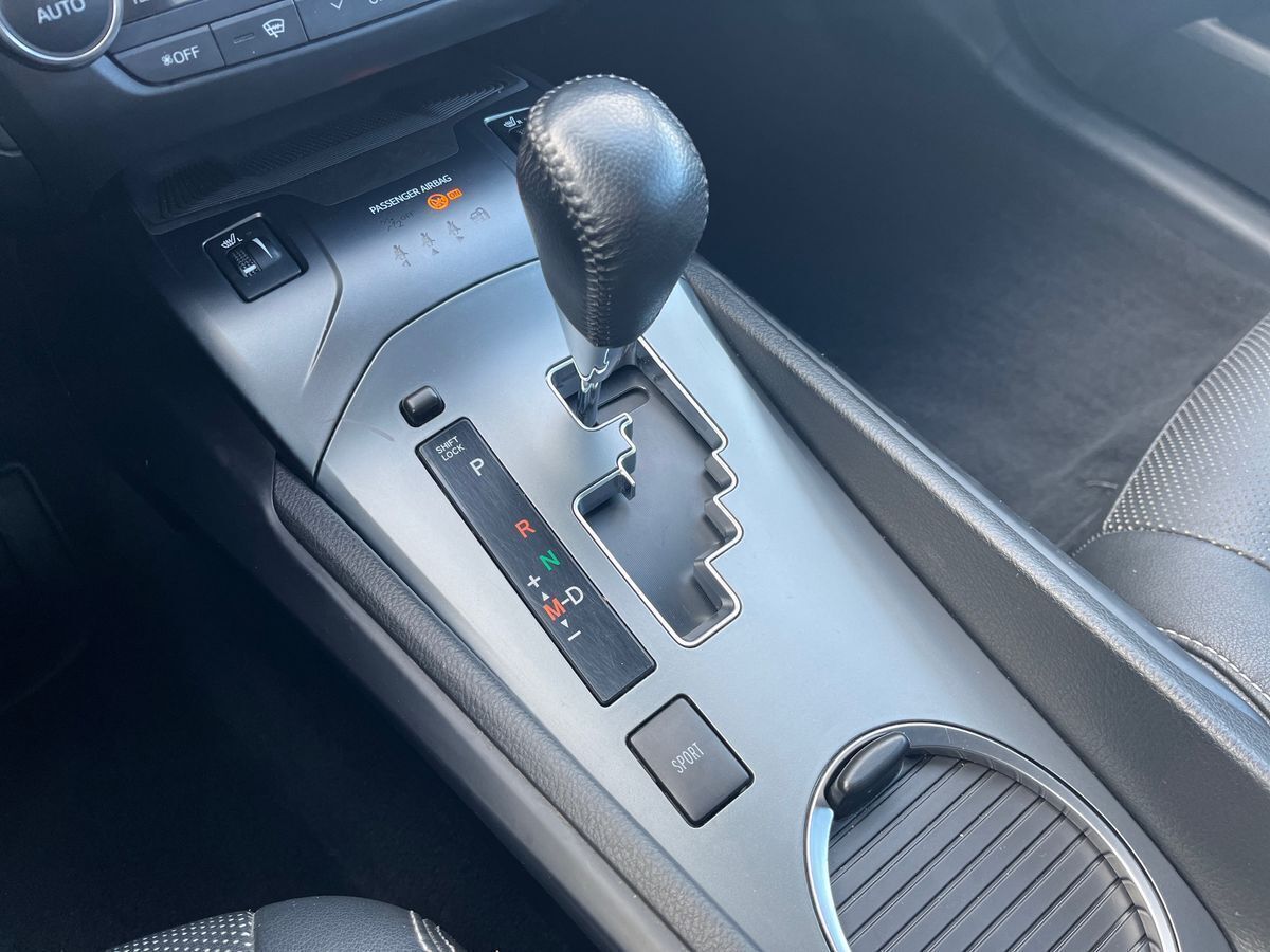 Sølv Toyota Avensis fra 2018