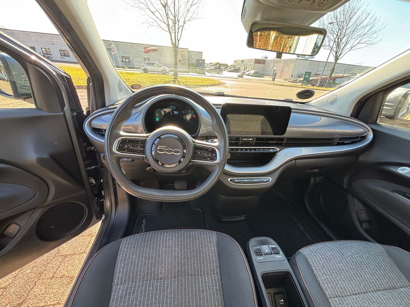 Grå Fiat 500e fra 2021