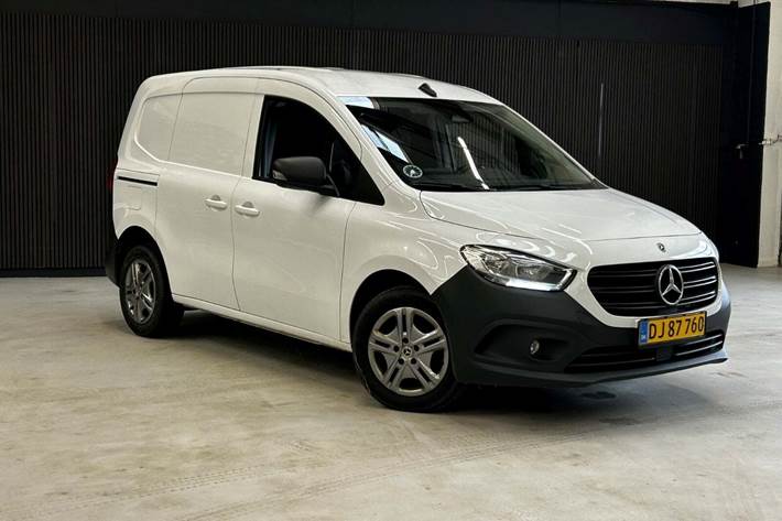 Hvid Mercedes Citan 110 fra 2022 set udefra