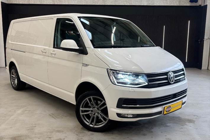 Hvid VW Transporter fra 2019 set udefra