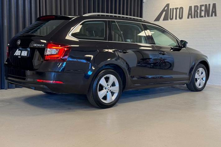 Sort Skoda Octavia fra 2019