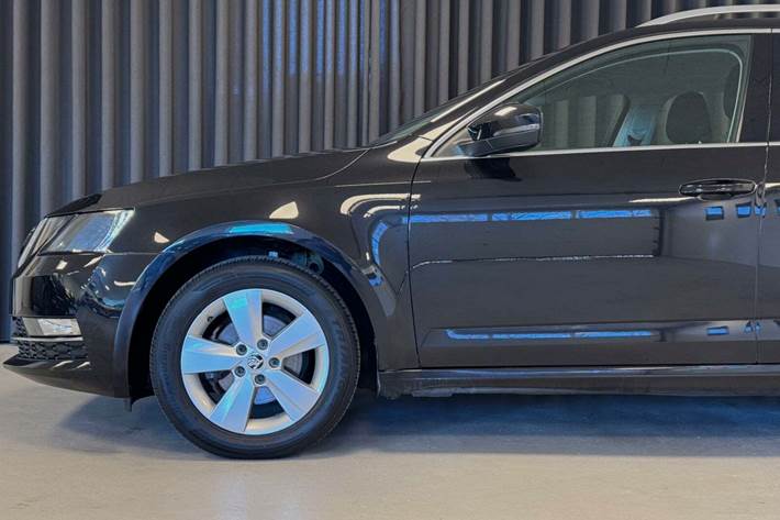 Sort Skoda Octavia fra 2019