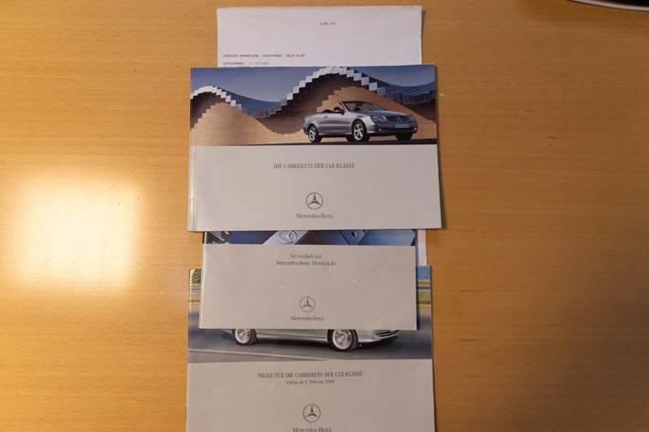 Sort Mercedes CLK240 fra 2003 set udefra