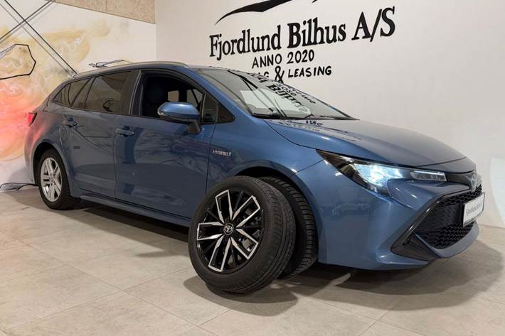 Blå Toyota Corolla fra 2021 set udefra