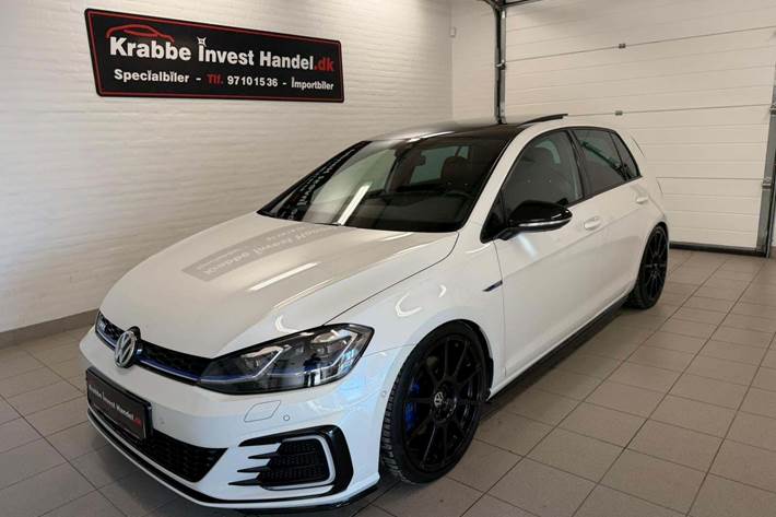 Hvid VW Golf VII fra 2017 set udefra