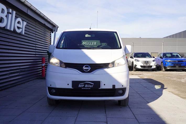 Hvid Nissan NV200 fra 2016 set udefra